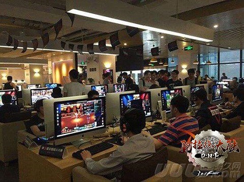 网吧热闹的全民DNF时代